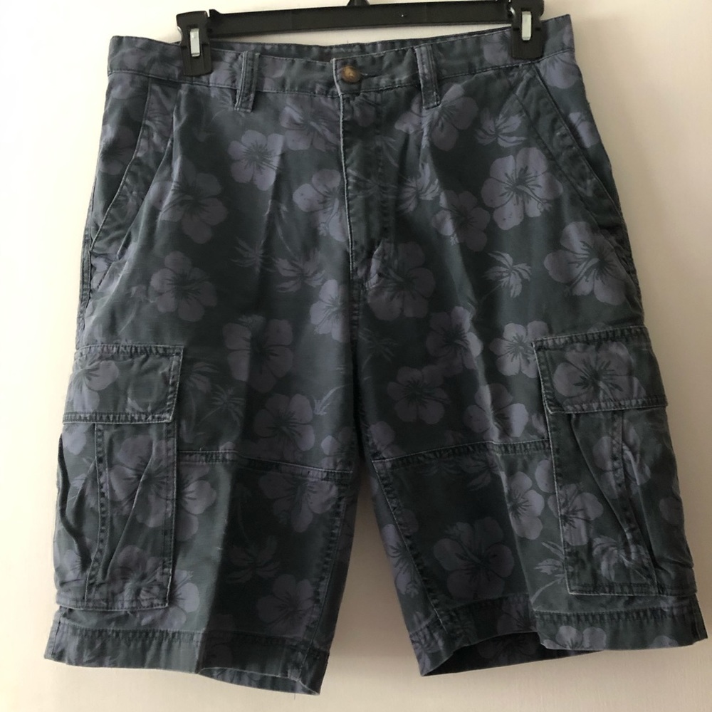 St. John’s Bay Hawaiian print men’s cargo shorts